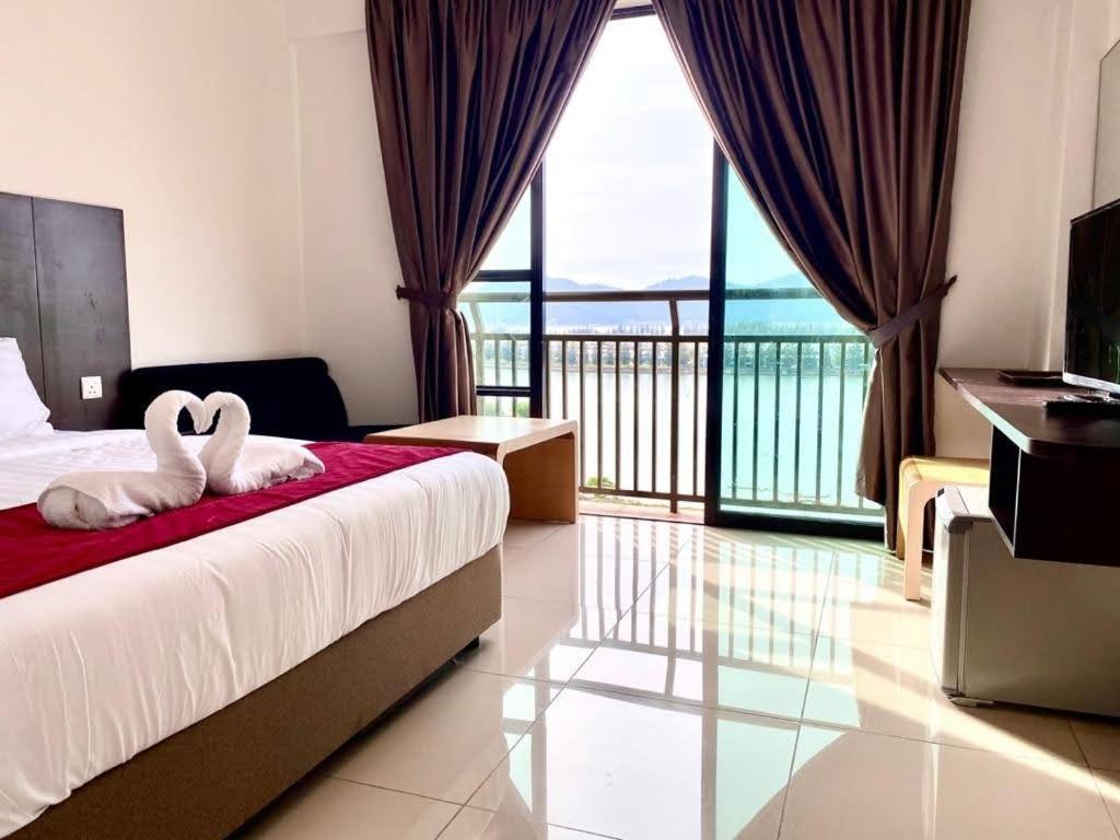 Marina Heights Hotel Residences Lumut Bagian luar foto