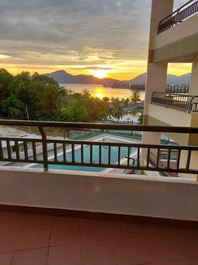 Marina Heights Hotel Residences Lumut Bagian luar foto